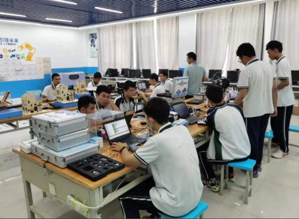 教师们焕宣布如此的热情和创造力的氛围在校园里弥漫开来